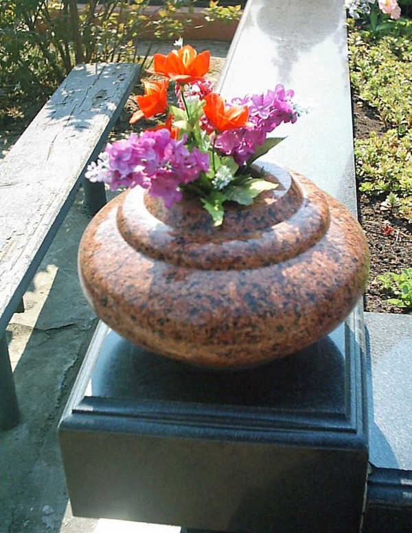 Цветы на могилу. Как украсить могилу цветами